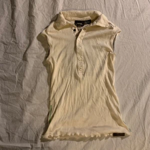 G star topp  - Vit g star topp. Storlek S, fint skick o väldigt rörligt stretchingt material 