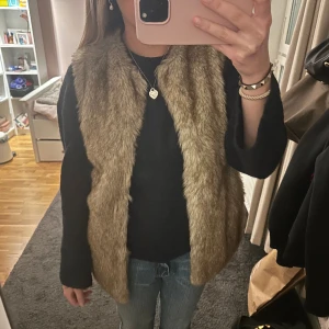 Päls väst - Superfin päls väst, köpt second hand men kommer inte till användning då den är lite för lång för min smak. Storlek S men passar M🥰🥰