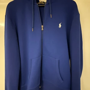 Polo Ralph Lauren Hoodie Heritage Royal Blue - Ralph Lauren hoodie i sjukt snygg cw. Mycket gott skick, endast lite noppig. Passar L och oversized M. Modellen slutsåld överallt/finns inte längre. Nypris 1899kr