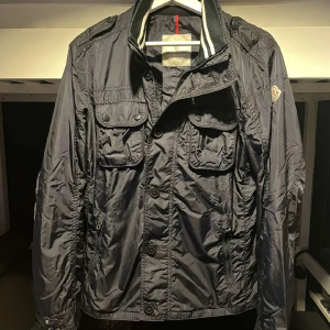 Moncler Field jacket  - Säljer den här feta Moncler Field jacket  Väldigt fint skick 9/10  färg Navy  Nypris 10000 Size 3 motsvarande M/L 