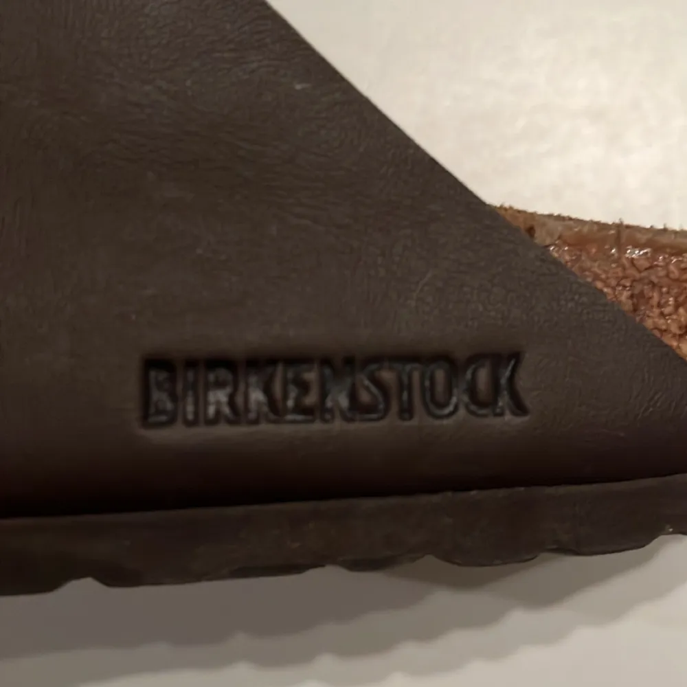 Jag säljer dessa trendiga bruna Birkenstocks. De är bara använda ett fåtal gånger då de köptes i somras🌟 Storlek: 40. Nypris: 995. Skick: 7,5/10⭐️🔥. Skor.