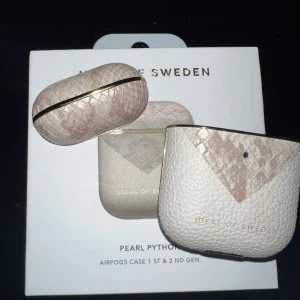 Airpods skal - Airpodcase från ideal of Sweden för 1st & 2nd gen. Pearl phyton. I bra skick, däremot lite bortnött av guldfärgen på en del av locket (se andra bilden).