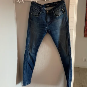 Replay anbass - Säljer mina replay anbass jeans som inte kommer till användning, skick 8,5/10 knappt använda. Retail på 1799 kr. Storlek 30. 
