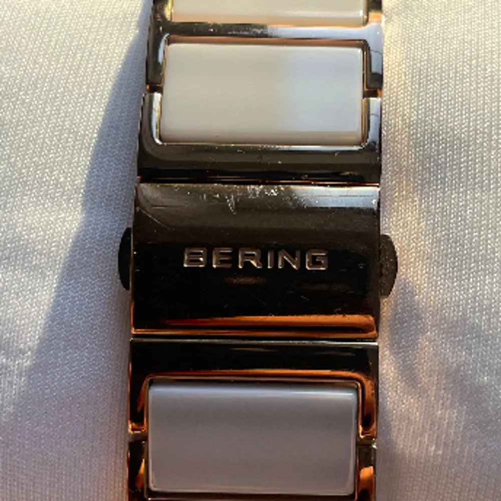 Klocka i fint skick (defekter synd på bild 3) från Bering Ceramic! Passar min vrist som är 16 cm Nypris är 3000SEK. Accessoarer.