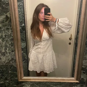 Klänning - Superfin klänning som sitter väldigt bra i midjan. Den är använd 3 gånger. Perfekt till studenten och har inga defekter. Säg till för fler bilder🫶🏻