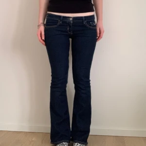Hollister jeans - Säljer min low waist hollister jeans pga att de tyvärr är för små! Minjemåttet rakt över är ca 38 cm och innerbensmåttet är ca 79 cm!🫶