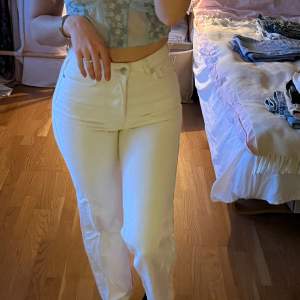 Bikbok Wide Jeans i nytt skick🤍 Jag är 158 men byxorna är lite långa på mig. Superfin färg off white färg❣️Aldrig använda! Nypris: 600kr