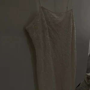 Oanvänd klänning från H&M - Oanvänd vit glitterblåsa med lappar kvar. ”Fyrkantig/rak” i modellen. Storlek S! Perfekt till white party i sommar🥰