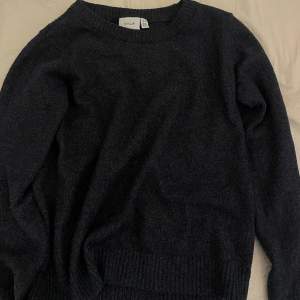 Jätte fin och skön tröja från vero Moda. Den är mörkblå och är använd få gånger.
