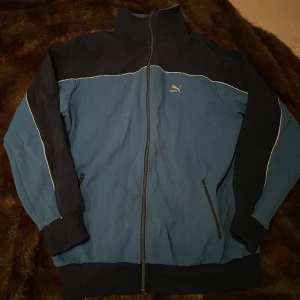Puma zip up - Den är lite mer neon blå än på bilden, perfekt i storleken😺