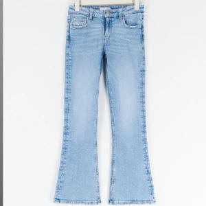 Gina young jeans - Jätte fina ljusblå bootcut jeans från Gina young💕 Lite slitna på botten men annars jätte fina💕 nypris 299