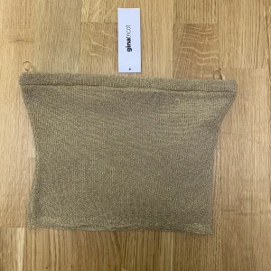 Glittrig topp - Säljer en helt oanvänd glittrig topp, storlek Xs💛