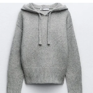Zara stickad hoddie  - Säljer den stickade zara hoddien i stl M Köp i november och är i nyskick då jag enbart användt den 3 gånger. 