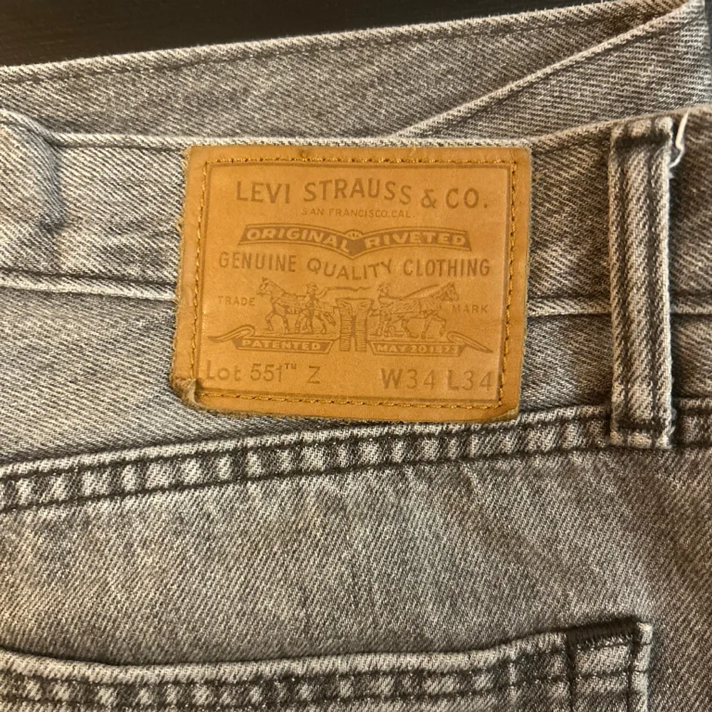 Tjena säljer nu mina Levis 551 Jeans, de är i mycket bra skick eftersom att de knappt är använda. Nypris 1300:- (kontakta mig vid frågor eller andra funderingar)🙌🏼🙌🏼. Jeans & Byxor.
