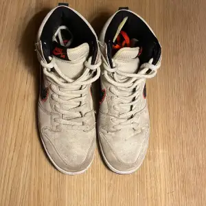 Nike dunk high har skejtat i dem ett par gånger så det finns lite spår av andvändning vid tårna på vänstra skon Skriv för mer information och bilder 