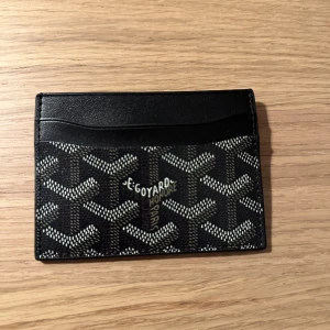 Goyard plånbok som är väldigt snygg! - Produkten är ej äkta men ser väldigt snygg ut! Helt ny!