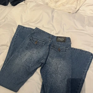 Bootcut jeans - Dessa perfekta bootcut jenas men jätte fina detaljerad bakfickor och den parfekta blåa färgen