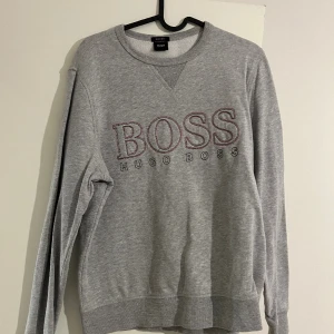 Hugo boss tröja - Grå Hugo boss tröja Använd 1-2 gånger Nyskick Storlek M Ljusgrå färg Pris kan diskuteras vid snabb affär
