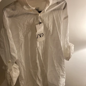 Zara linne skjorta  - Tja. Säljer min zara linne skjorta aldrig använt. Parefekt till en jätte varm dag. Ord 299kr 