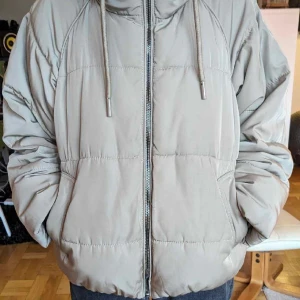 Varm dunjacka  - Använd varsamt en säsong, från pull&bear 🤍