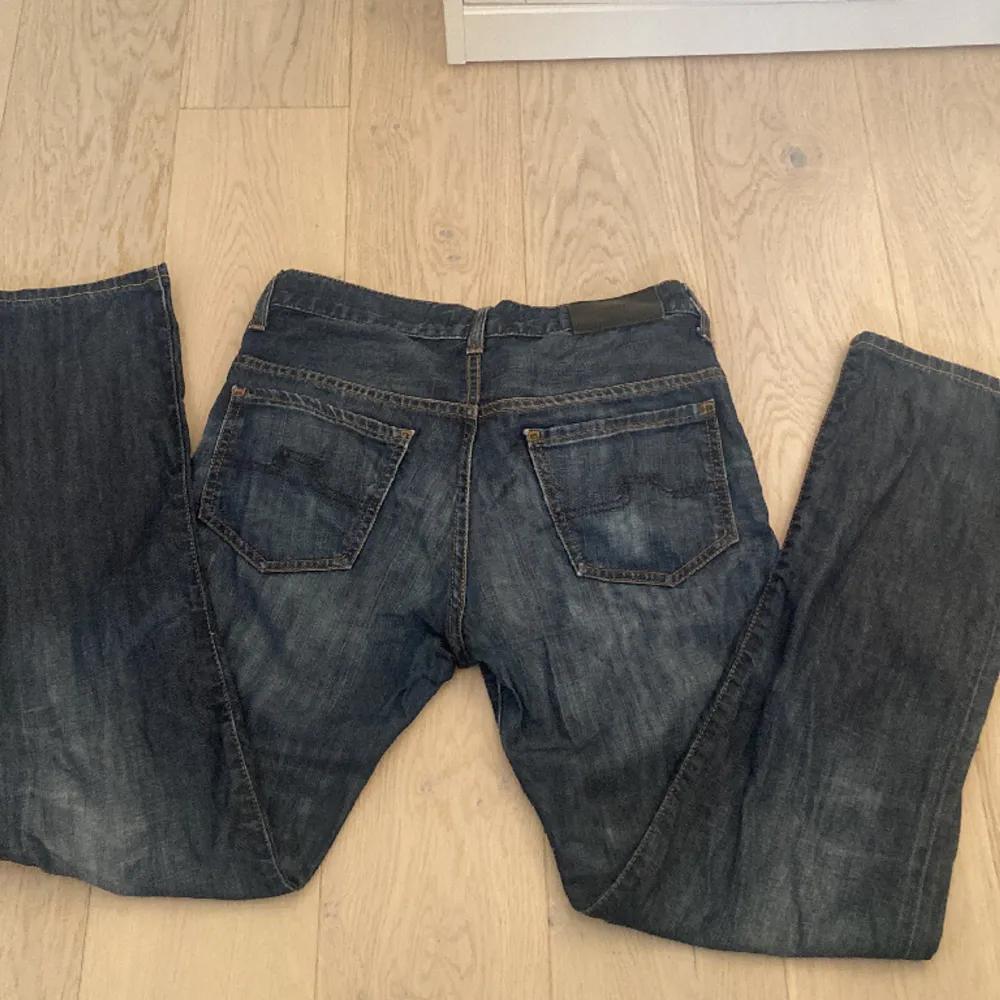 Dessa jättefina J.Lindeberg jeansen är använda ungefär 2 gånger och har väldigt bra skick, säljer pga att jag inte använder längre. Dom är straight och kanske lite mer åt bootcut hållet🩷 skriv privat för fler bilder. Jeans & Byxor.