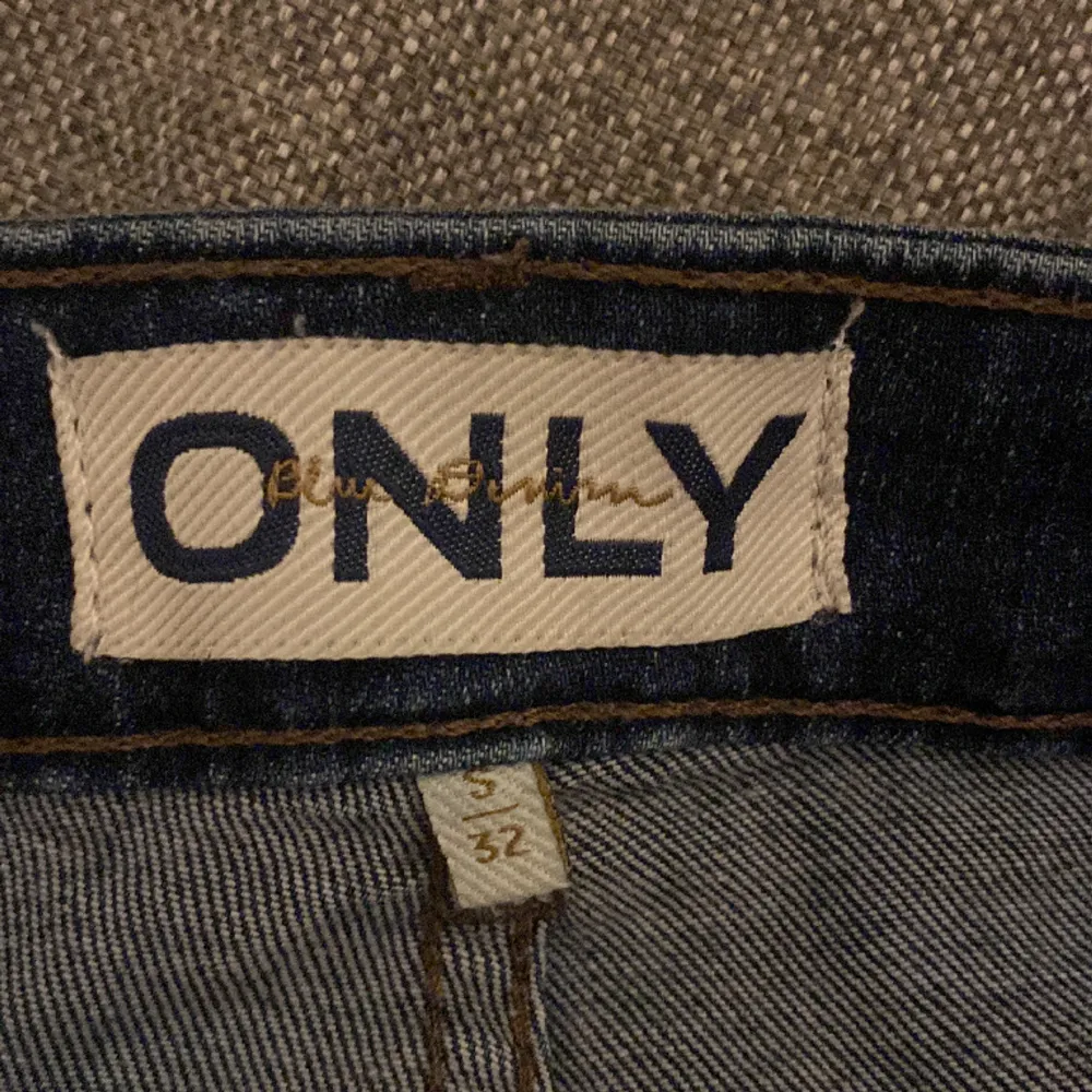Ett par mörkblå midwaist bootcut jeans från only som endast är använda fåtal gånger, precis som nya. Stretchiga i materialet. 549 kr nypris . Jeans & Byxor.