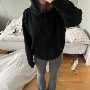 Svart hoodie - Bikbok hoodie, stl XS och i bra skick. Nypris 400, säljer för 100🫶🏽