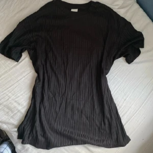 T-shirt - Fin T-shirt i tunnare material från H&M. Fint skick, med slits på båda sidor vid nedre kanten. Hör av dig vid frågor eller intresse💗