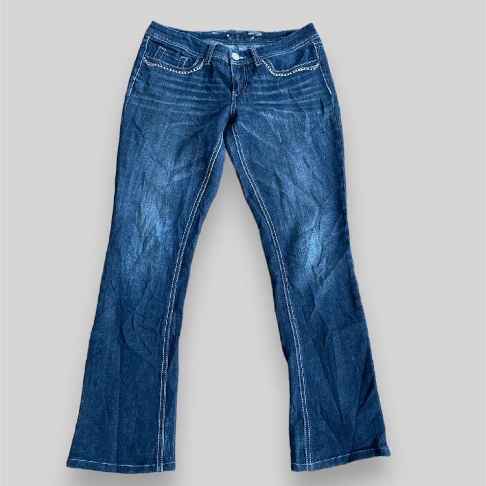 Seven7 fint skick enda tydliga ”defekten” är att trycket på loggan på insidan av byxorna är urtvättat annars är dem i fint skick. Ytterbens längden är ca 97cm. Midjan är ca 39cm rakt över. Tveka inte på att kontakta vid minsta fundering🙌. Jeans & Byxor.