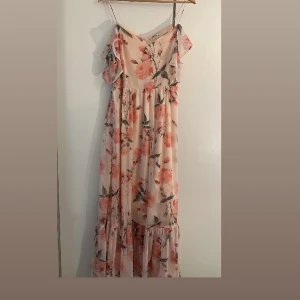 klänning - Jätte fin klänning till sommaren Köparen står för frakt**