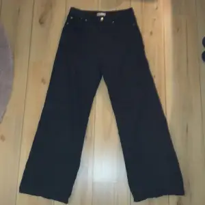 Ett par baggy jeans från Gina Tricot. Är high waist men går att ha low waist om du har storlek 34. 