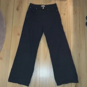 Baggy jeans - Ett par baggy jeans från Gina Tricot. Är high waist men går att ha low waist om du har storlek 34. 