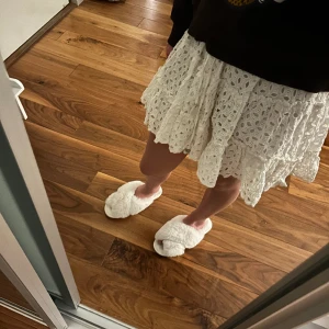 Kjol  - Super fin vit kjol med jätte fin degsine och jätte bra skick 😇🙏🏻