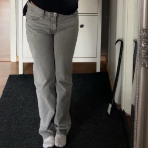 Straight Jeans  -  straight jeans från Gina, säljer de då det är förstora för mig. Använda få gånger, pris kan diskuteras o köparen står för frakten❣️