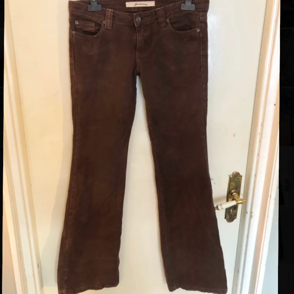 Söta bruna vintage bootcut jeans med låg midja och hållbart jeanstyg. Använda ca 2 gånger så skulle säga nyskick. Säljer pga lite för små i midjan. Jag är 178 för referens. Måtten är midja:43cm, full längd: 109cm. Jeans & Byxor.