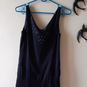 Festklänning - Fin klänning med strass. Plisserad underdel.