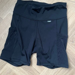Shorts med ficka - Träningsshorts med två fickor för ex mobil och nycklar. Knappt använda. Snygg passform. Sköna 🙏🏼