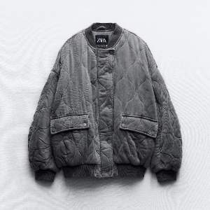 Säljer en grå jacka från Zara. Storlek M, aldrig använd med prislappen är borttagen. Köpte den för 859 kr men säljer den för 299. 