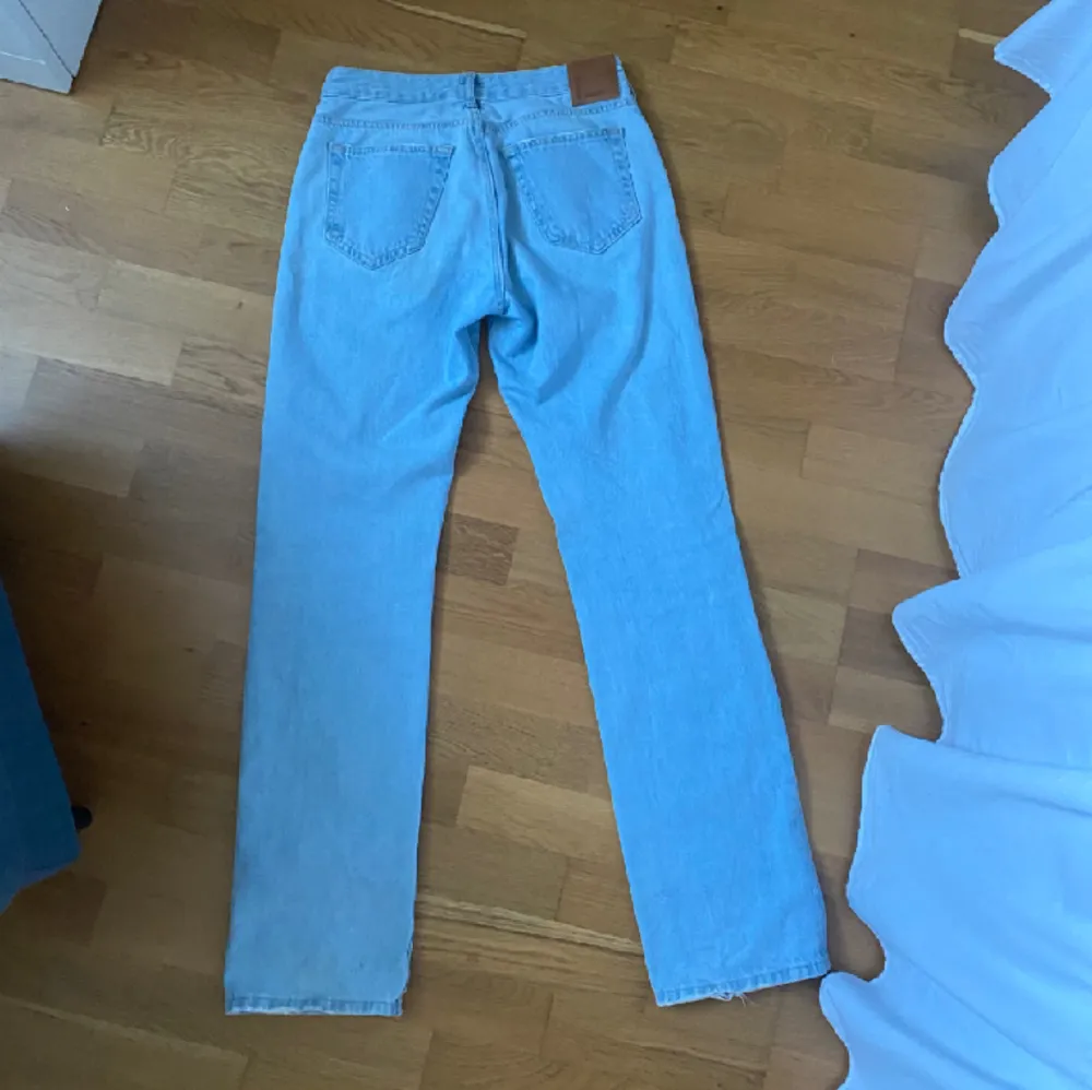 säljer dessa ljusblåa midwaist jeans från Bikbok som är raka i modellen💘 perfekt i längd på mig som är 180 cm💞 nypris 699 kr. Jeans & Byxor.