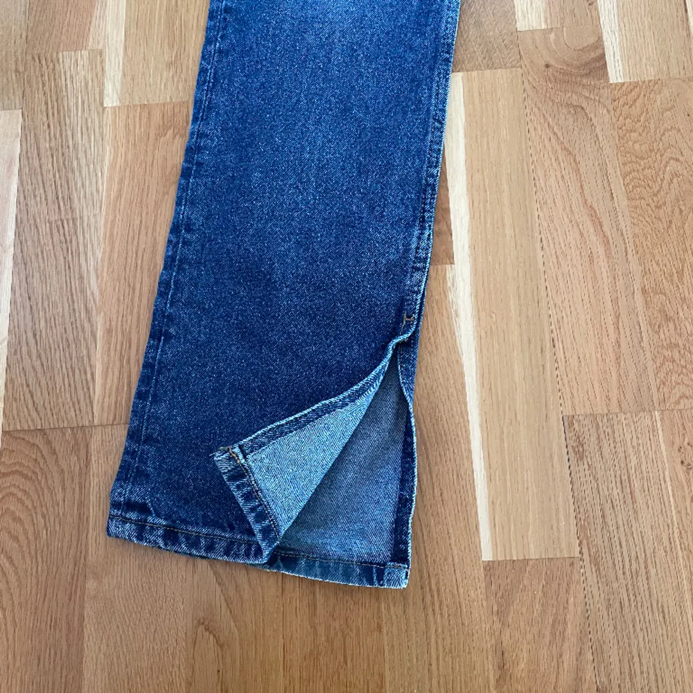 Jeans från mango, ingen stretch, mid waist skulle jag säga. Har slits på insidan av jeansen. . Jeans & Byxor.