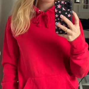 Röd hoodie  - Supersnygg stilren hoodie men bra kvalitet ❤️