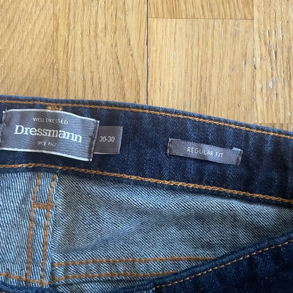 Dessa dressman jeans är aldrig använd och bara prislappen som är bort dragen. Dom är regular fit och passar fint på min polare men inte på mig därav jag säljer dom. De är bara att höra av sig. Jeans & Byxor.