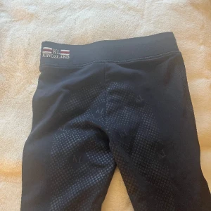 Kingsland ridtights💙 - Ett par super snygga rudtughts ifrån Kingsland. Materialet är som maya delorez fast lite tjockare och dom har som små hål vid benen för ventilation. I marin blå storlek 146/152 men passar mig som är 163cm (lite lite korta bara) 💙