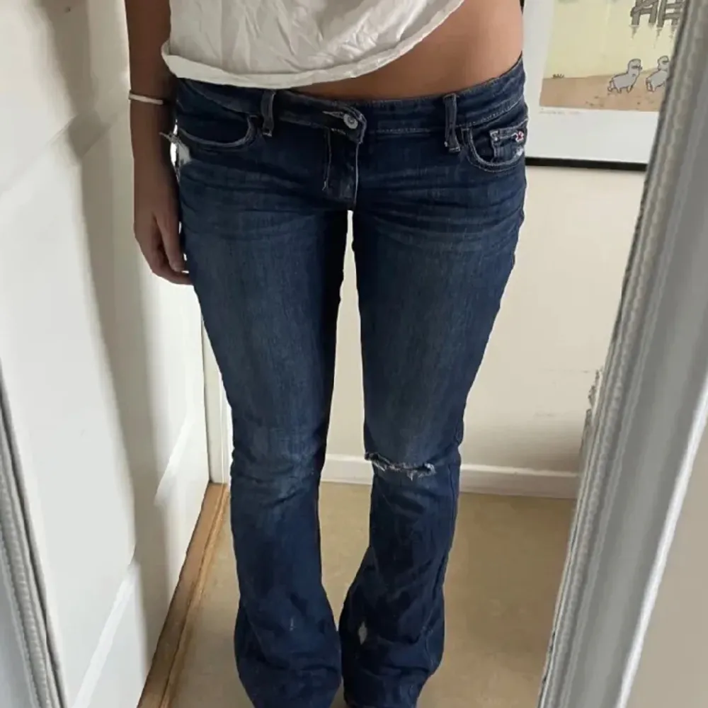 Säljer sjukt coola blåa jeans med ett hål i ena knät från hollister , första bilden är lånad men andra bilden är min egna  💞skriv även privat för fler frågor . Jeans & Byxor.