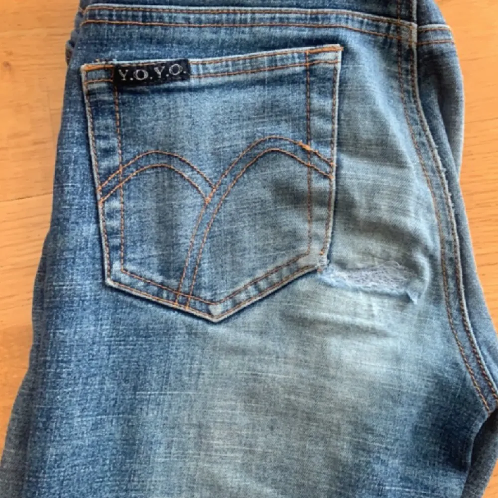 Super snygga lågmidjade bootcut jeans från märket y.o.y.o.😇💕 inga defekter förutom ett igen sytt hål under ena bakfickan (se bild 3) men det synns inte alls tydligt!💕säljer pga kommer inte till användning💕skriv privat om du har några funderingar💕😇. Jeans & Byxor.