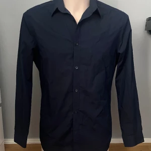 Mörkblå skjorta - Skjorta i bra skick!