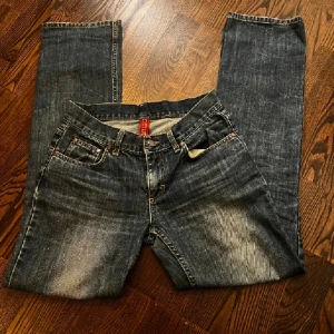 Low waist jeans  - Säljer ett par super fina jeans i stolek 34. Dem är utsvänga där nere och inte slim. Säljer dem pågrund av att de är för små ❤️