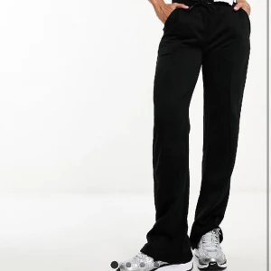 Sköna mjukisbyxor - Aldrig använd, helt nyanvända jag har bara testat den då jag inte hann göra en retur. Just nu slutsålda på asos.