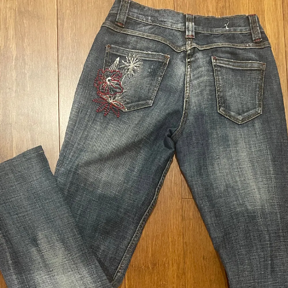 Ett par fina jeans med ett jätte vackert tryck på baksidan, straight leg och i utmärkt skick, vintage. Jeans & Byxor.