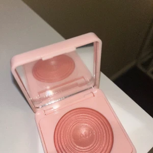 Caia blush - Säljer en helt oanvänd blush från caia i färgen wild strawberry ♡  Kostar 265 på hemsidan!